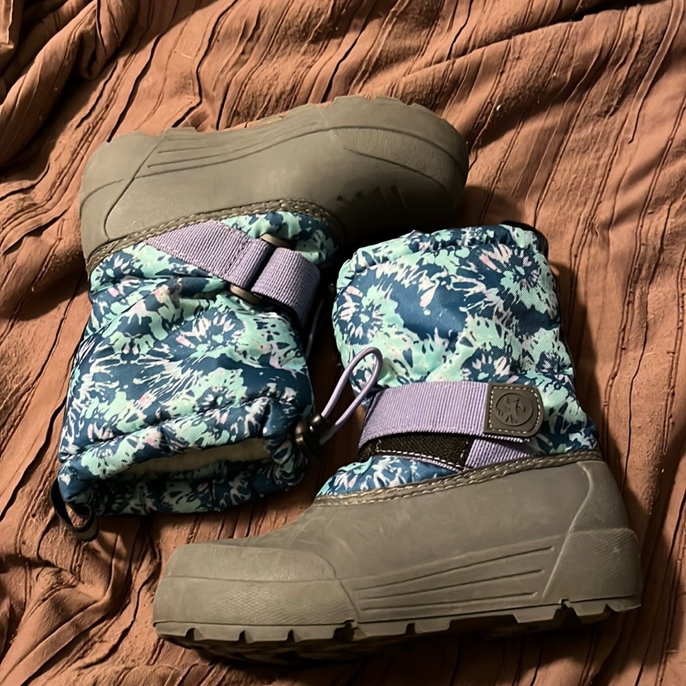Northside size 11 children’s snow boots.